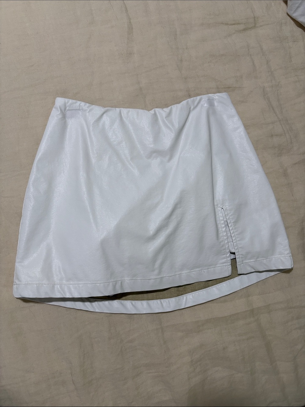 vestique White Faux-Leather Skort with Side Slit